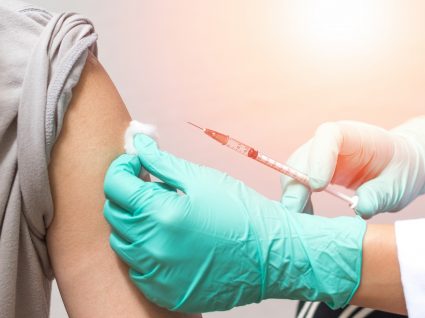 Doente crónico a ser vacinado contra a gripe
