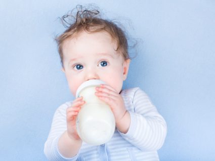 bebé a beber leite do biberão