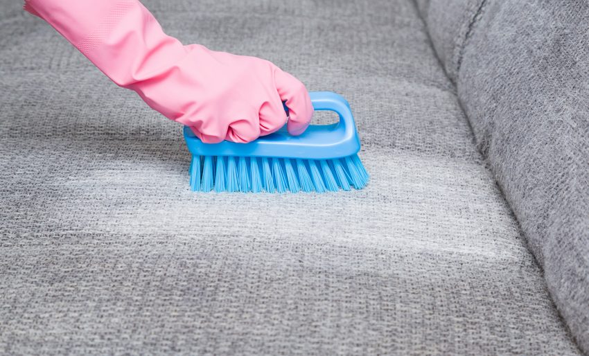 Como limpar sofá de tecido: os truques infalíveis