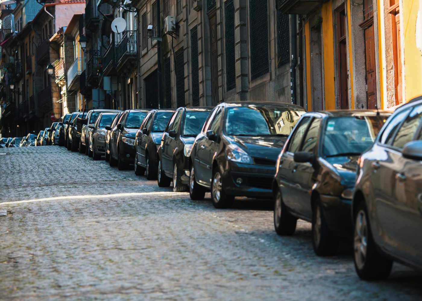 carros estacionados no Porto