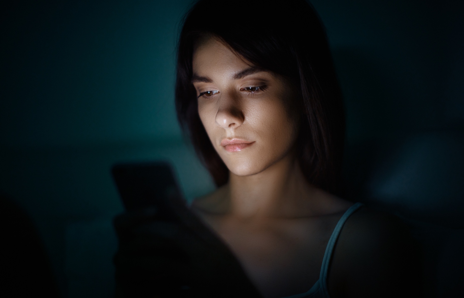 mulher na cama a usar smartphone