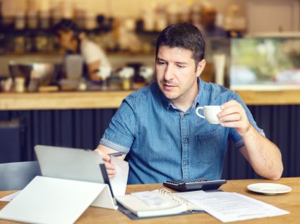 trabalhador independente a trabalhar num café