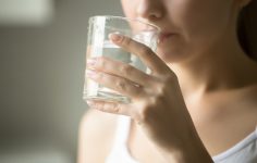 benefícios de beber águas alcalinas