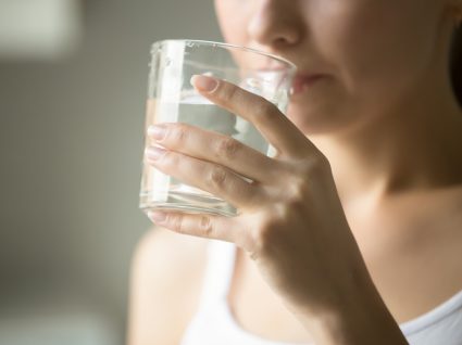 benefícios de beber águas alcalinas