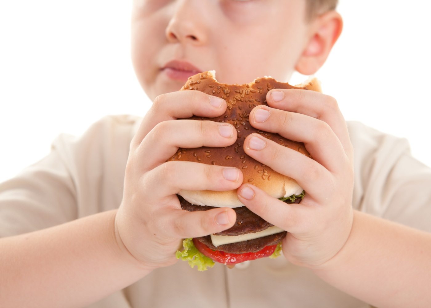 Criança com obesidade a comer fast food