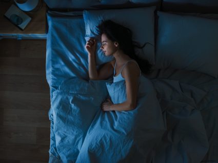 Mitos à volta do sono e mulher a dormir