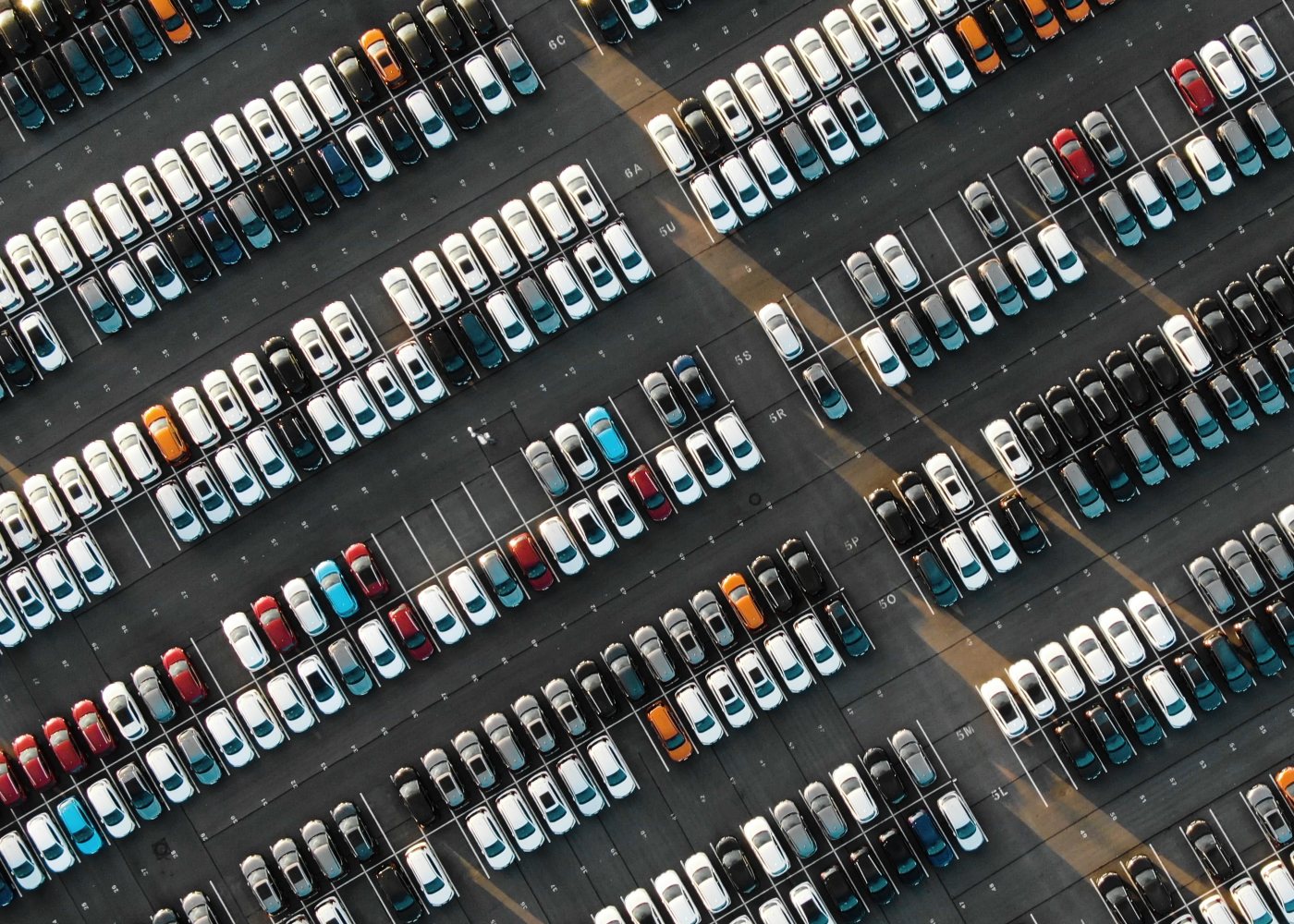 parque de estacionamento com carros