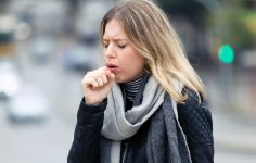 Mulher com ataque de tosse