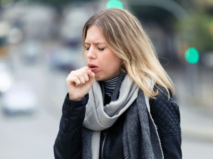 Mulher com ataque de tosse