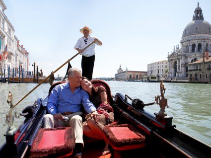 Casal a passear de gôndola em Veneza