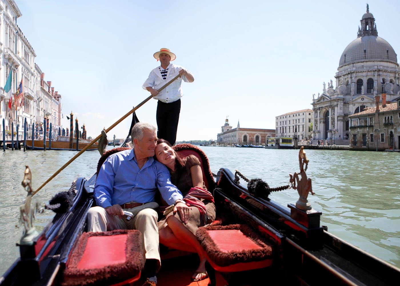 Casal a passear de gôndola em Veneza
