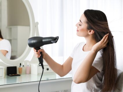 Mulher a usar secador de cabelo