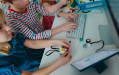crianças no computador: educação onlife