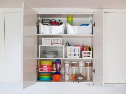 Como organizar armários de cozinha