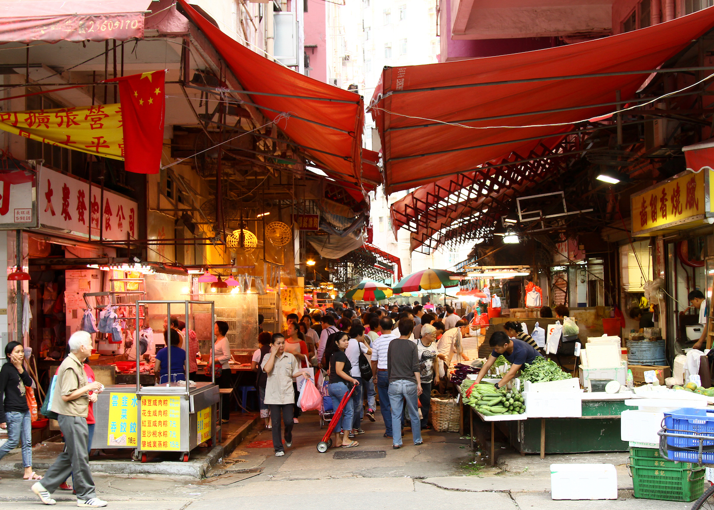 Pessoas a andar num wet market, em hong kong