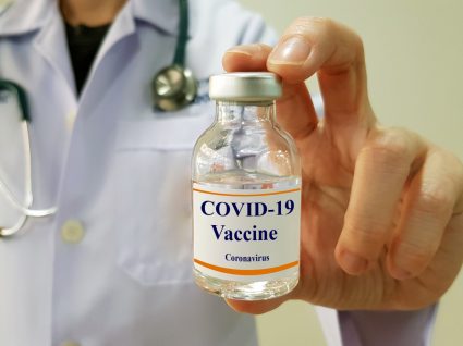 Médico mostra ensaio de vacina para a Covid-19