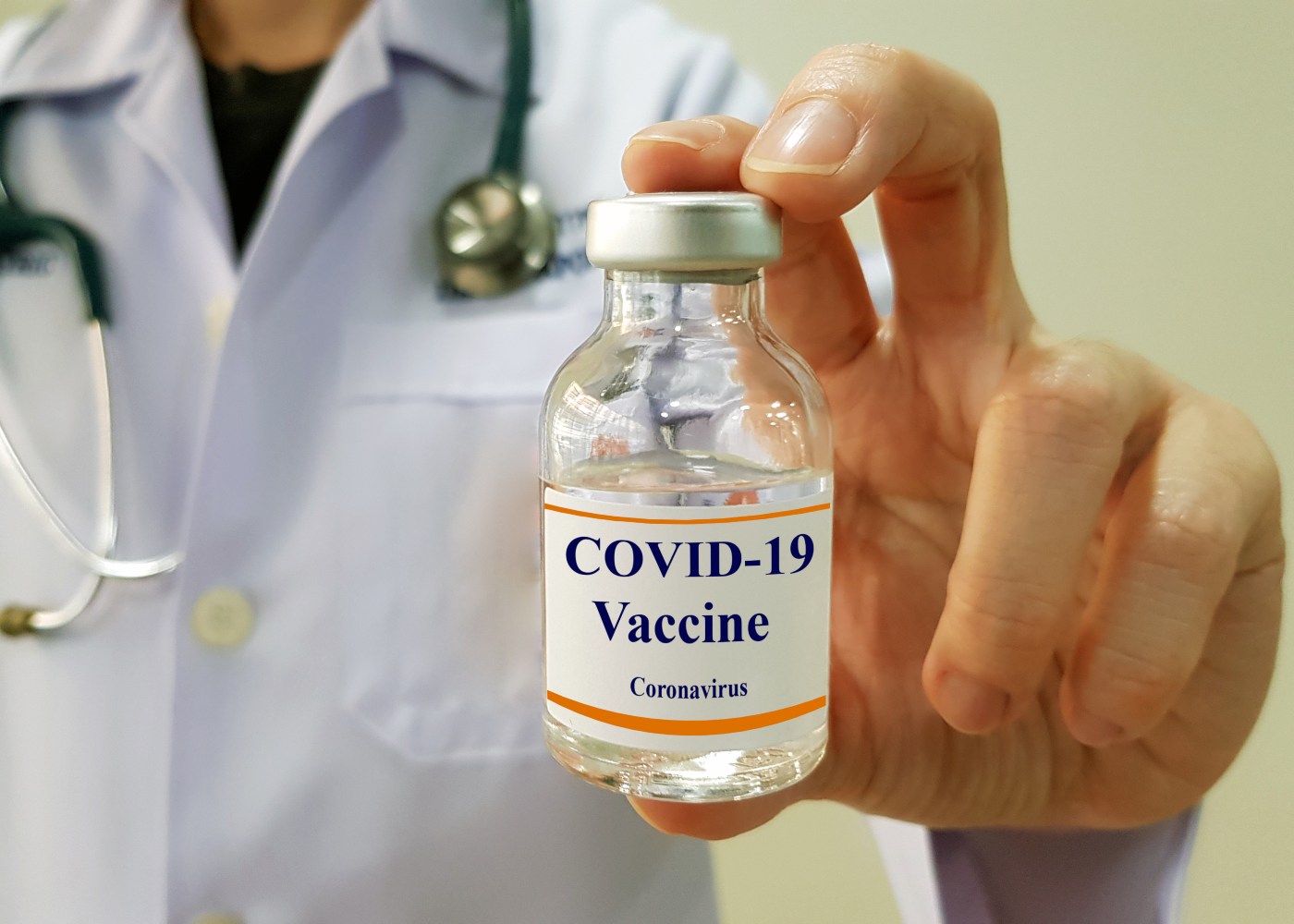 Médico mostra ensaio de vacina para a Covid-19
