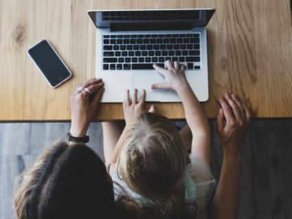 mãe e filha consultam novos apoios às famílias no computador