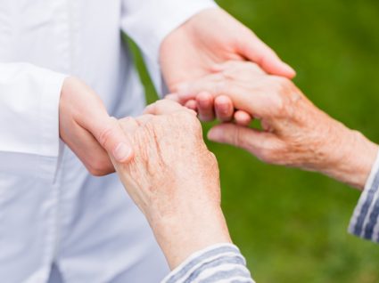 Cuidador informal a prestar apoio a pessoa idosa