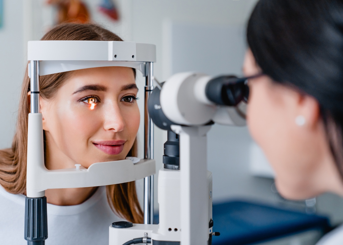 mulher em consulta na oftalmologista para despistar hipermetropia