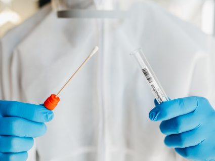 Zaragatoa para fazer teste PCR ao novo coronavírus