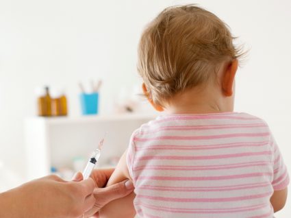 Bebé a ser vacinado contra a meningite B