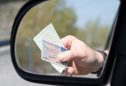 Condutor a mostrar carta de condução numa operação de fiscalização