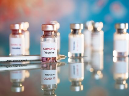 Frascos com vacina contra a COVID-19