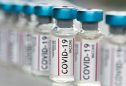 Frascos de vidro com vacinas contra a COVID-19