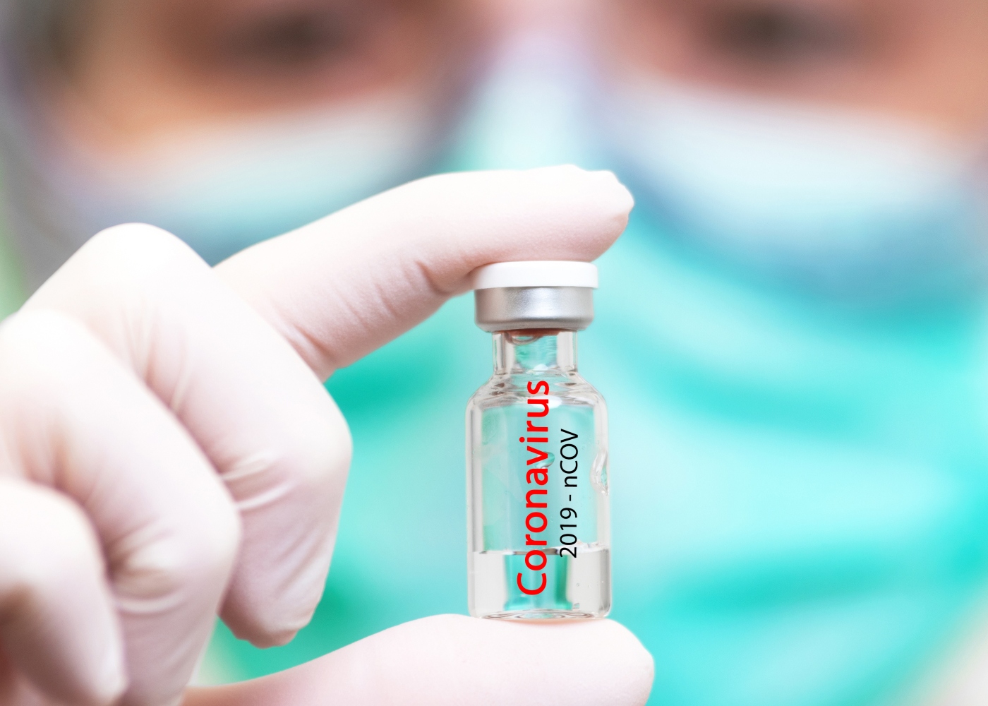 Médico a segurar frasco com vacina contra a COVID-19