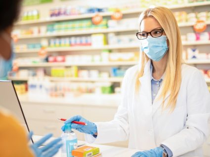 Mulher a comprar teste de antigénio à COVID-19 numa farmácia