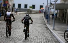 Pisar linha contínua para ultrapassar ciclistas