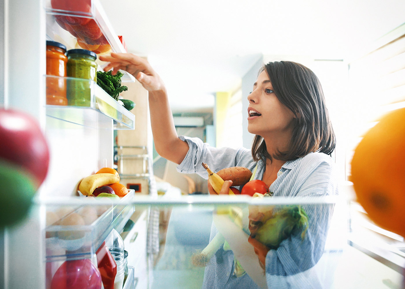 colocar alimentos no frigorífico