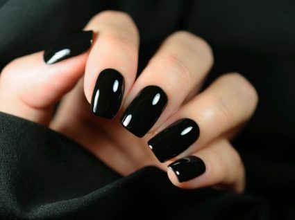 Unhas elegantes pintadas de preto