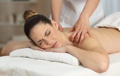 mulher com contratura a fazer massagem