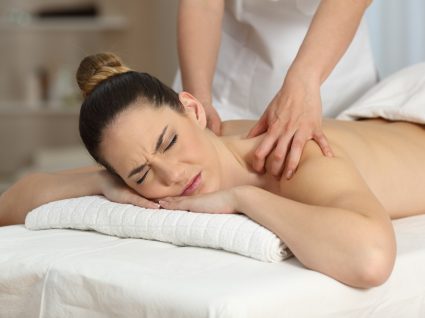 mulher com contratura a fazer massagem