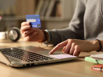 estudante a fazer pagamento online com cartão de crédito