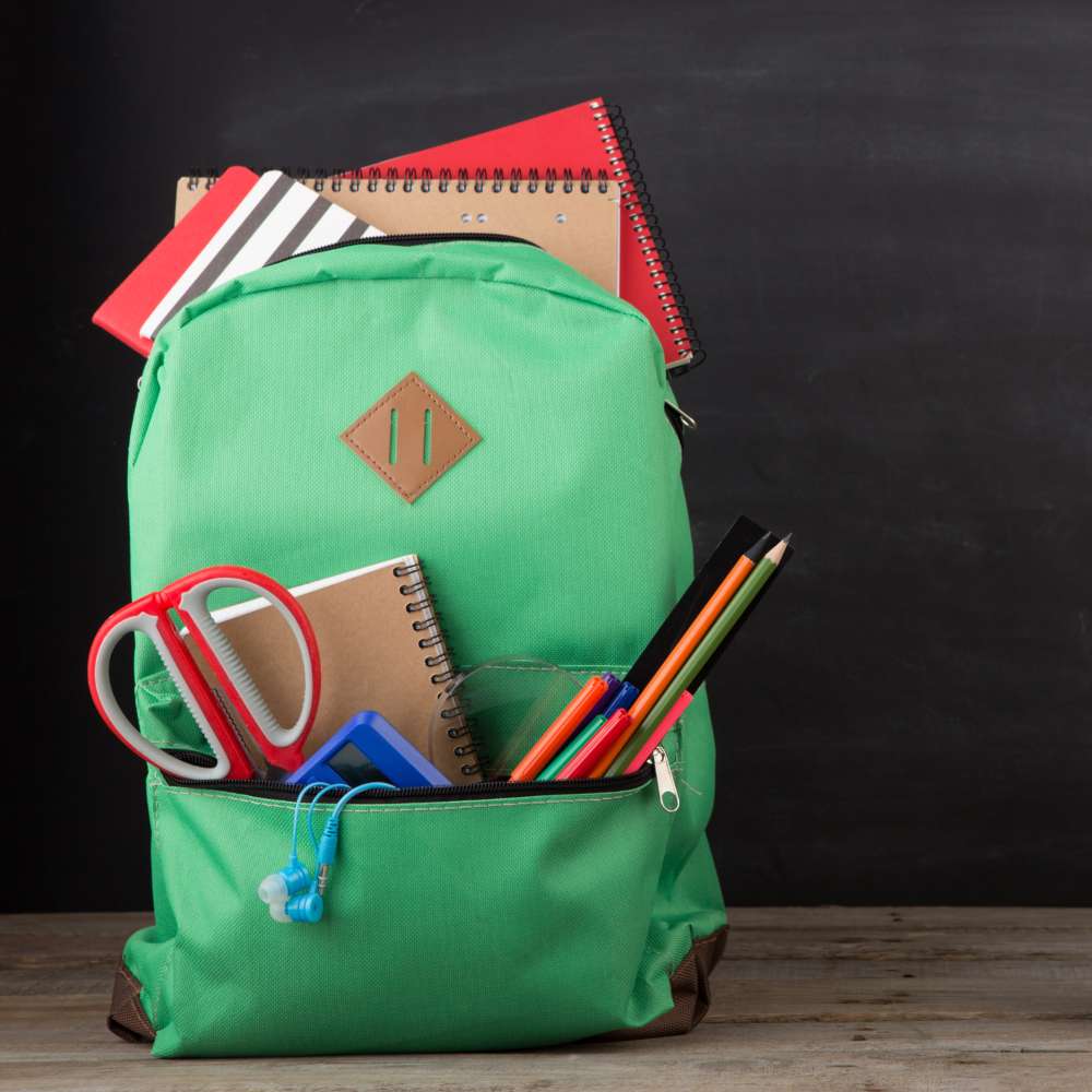 mochila escolar com livros e outro material