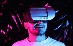 Homem com óculos VR a experimentar o metaverso