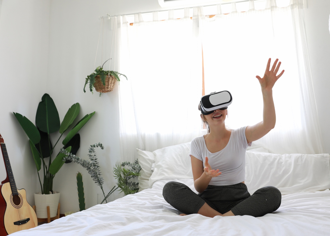 mulher com óculos de realidade virtual