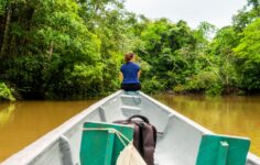 turista em passeio na Amazónia