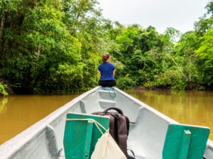 turista em passeio na Amazónia