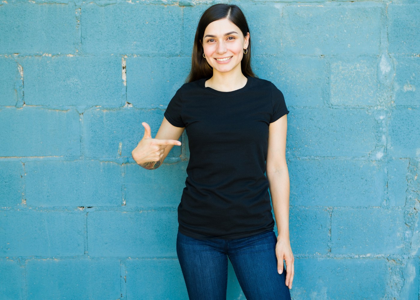 Rapariga com t-shirt preta e calças de ganga