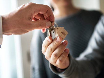 vendedor entrega chave da casa ao novo proprietário