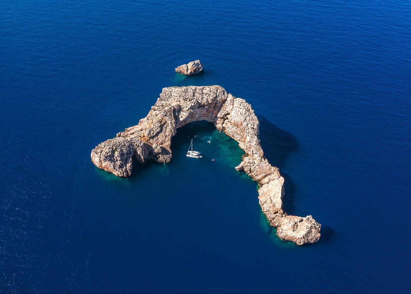 Ilhéu no mar de Ibiza