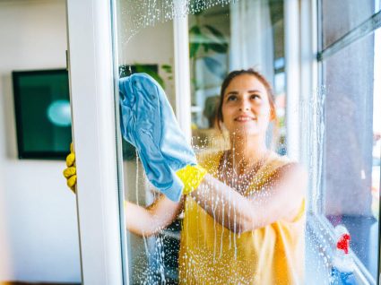 mulher a limpar janelas