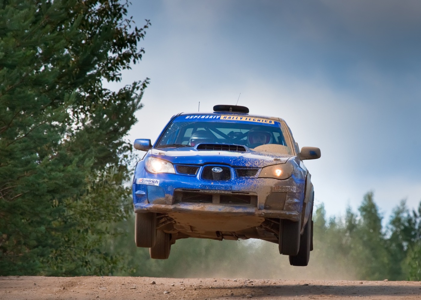 Subaru Impreza durante um rali