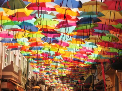 Rua de Águeda decorada com guarda chuvas