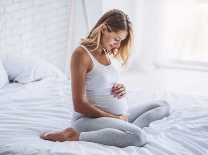 grávida prepara-se para realizar rastreio pré-natal